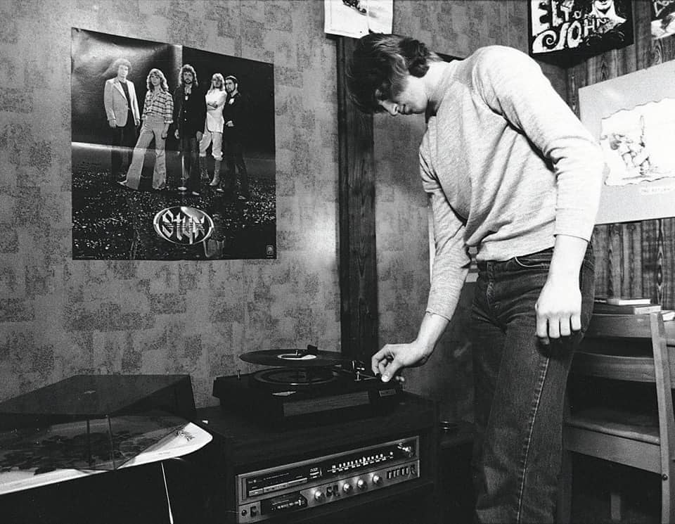 Wayne Gretzky with his Hi-Fi system around 1978