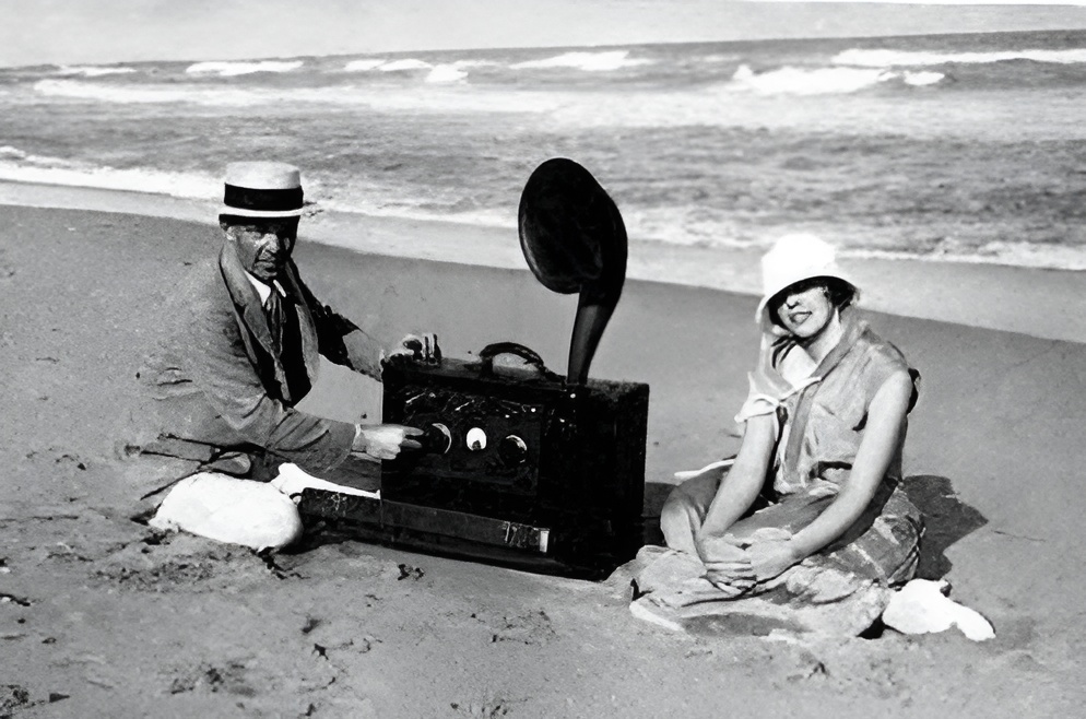 Edwin Armstrong on the beach with his bride Marion and the world's first portable superheterodyne radio