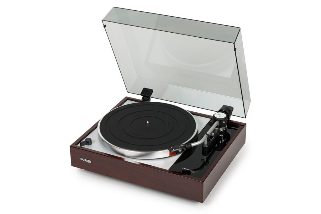 Thorens TD 1500 is a fully manual turntable which evokes the original TD 150