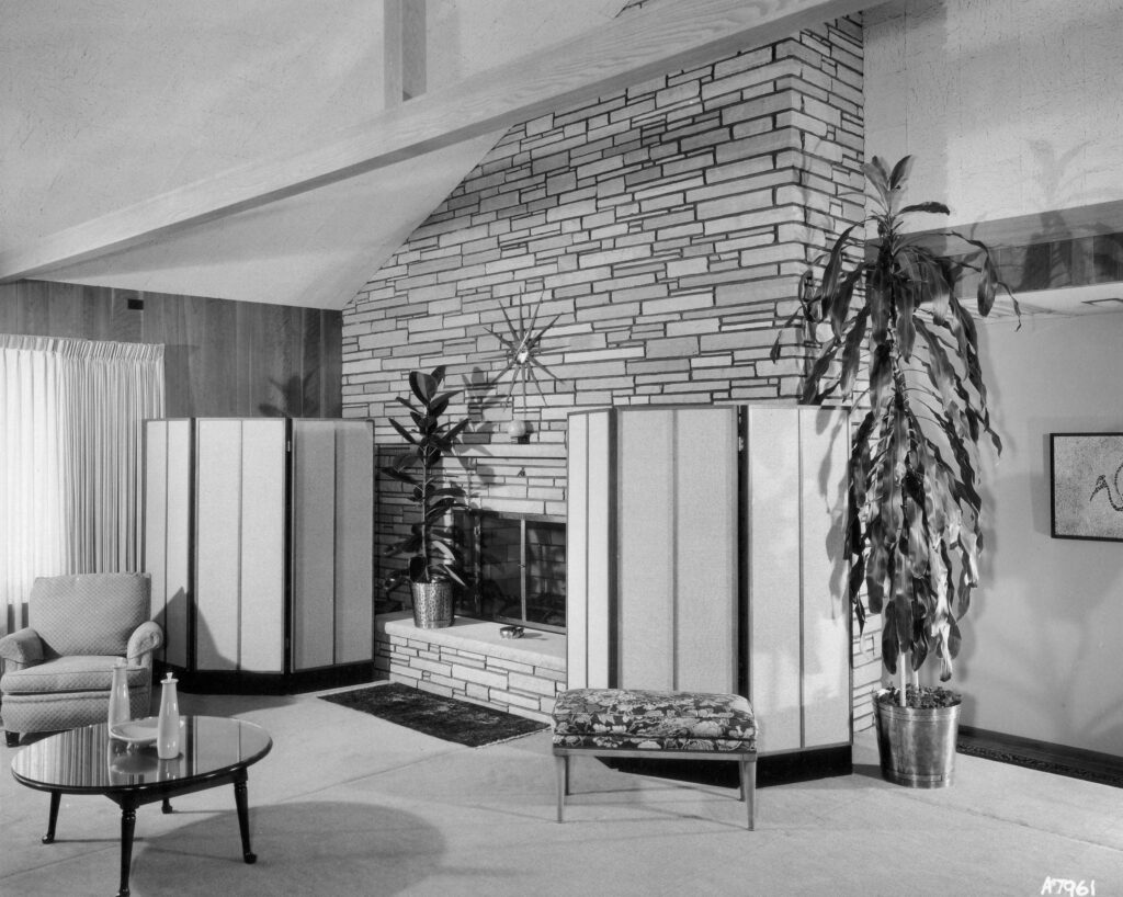 It was possible to attach multiple KLH Nine panels together to provide more output and enhance the high frequency dispersion