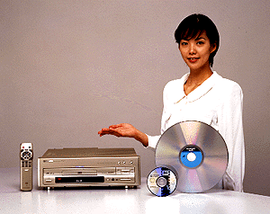 Japanese advertisement for the Pioneer DVL-9 LaserDisc player which played both LaserDisc and DVD