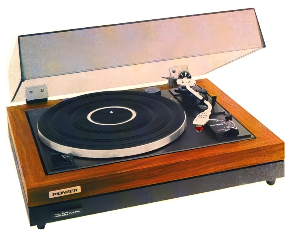 A beautiful Pioneer PL-A45D turntable